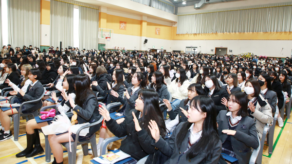 10일 서산시립합창단이 서산여고 제66회 졸업식에서 깜짝 공연을 했다