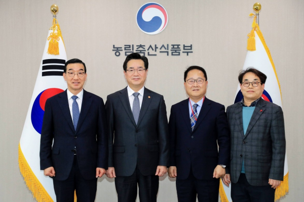 김광신 중구청장(왼쪽 첫번째)은 10일 세종정부청사 농림축산식품부 정황근 장관(왼쪽 두번째)을 만나 도시형 스마트팜 관련 규제에 대한 개선을 요청했다.