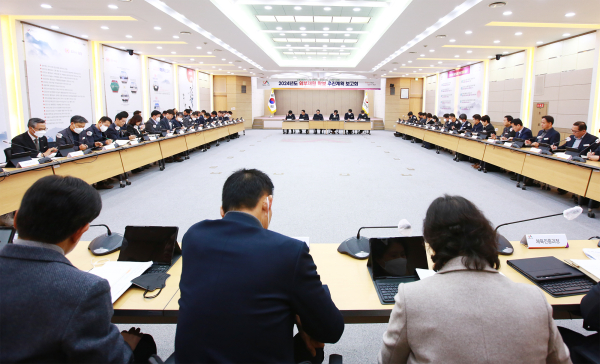 13일 시청 대회의실에서 2024년 외부재원 확보 보고회를 하는 모습