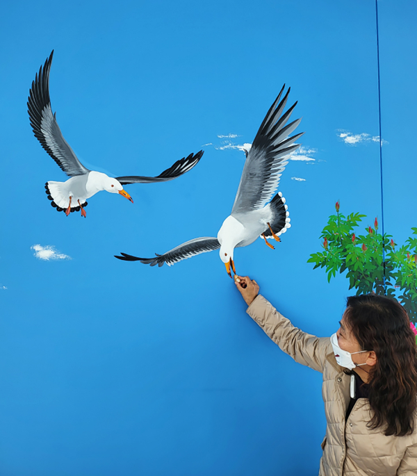 둥지전망대 4층 갈매기 벽화에 먹이주고 있는 장면
