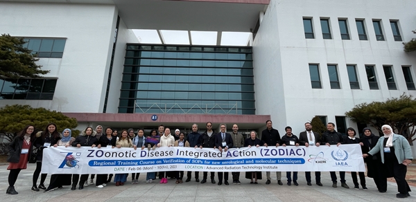한국원자력연구원은 IAEA와 함께 인수공통감염병에 선제적으로 대응하기 위한 국제 교육과정을 지난 2월 6일부터 10일까지 5일간 첨단방사선연구소 국제협력관에서 성공적으로 마쳤다고 밝혔다.