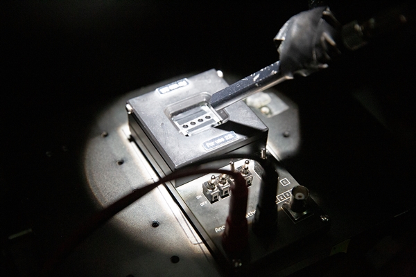 연구진이 개발한 페로브스카이트 태양전지 효율 측정하는 모습