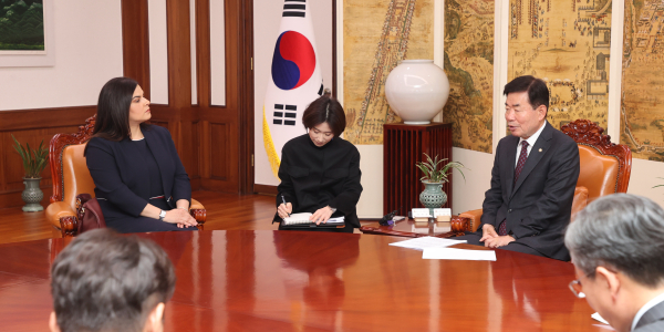 김진표 국회의장은 14일 의장집무실에서 아살 가산 알리 니아지 알-탈 요르단 대사를 만났다.