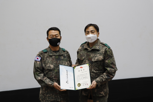 제32보병 사단장 김관수 소장(사진 왼쪽)이 한남대 예비군 류민용 연대장(사진 오른쪽)에게 표창장을 전달했다.