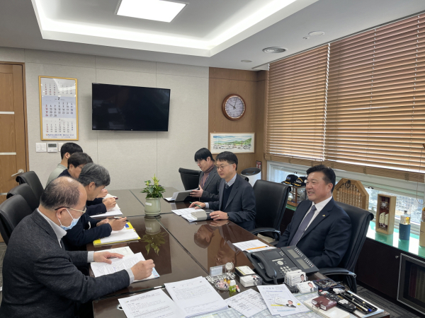 최재구 예산군수가 인터뷰를 하고있다