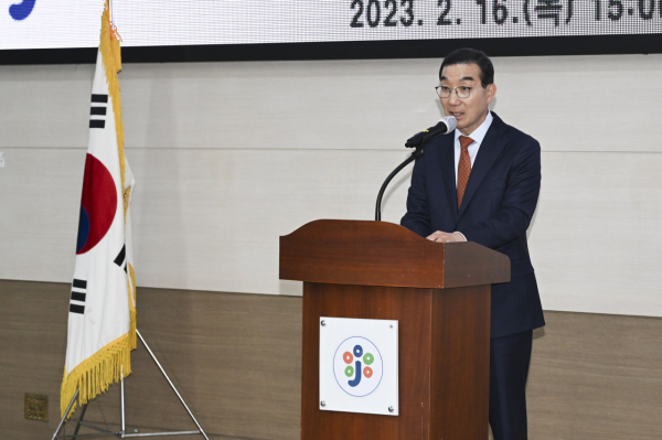 인사말씀하는 김광신 중구청장, 이광재 한국매니페스토실천본부 사무총장 강의 사진