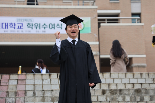 16일 오전 11시 2022학년도 학위수여식이 열린 목원대 채플 앞에서 전체 수석으로 최우수상을 받는 김정우씨가 기념촬영을 하고 있다.