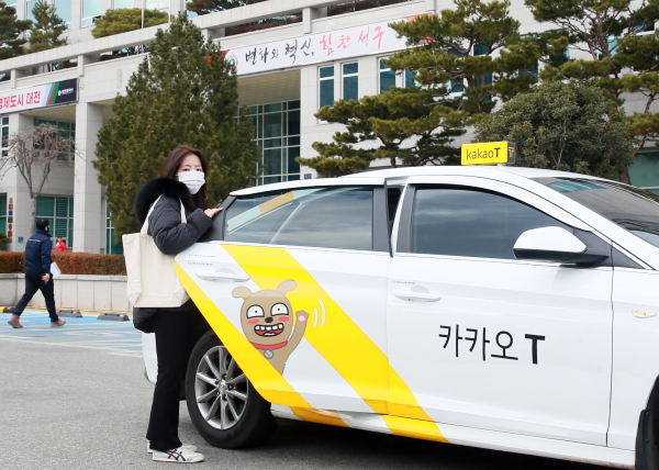 서구청 앞에서 구 직원이 업무용 택시를 이용하여 출장을 나가고 있다.