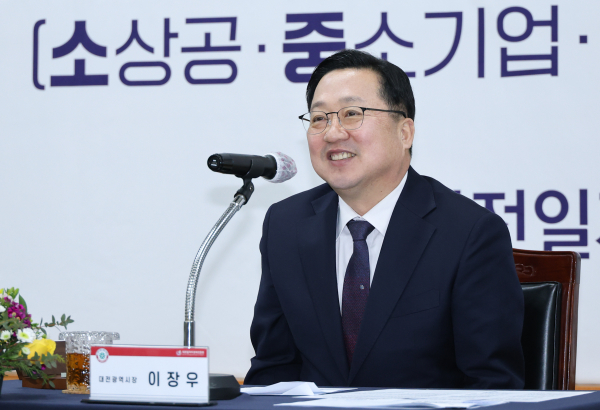 대전일자리경제진흥원을 찾은 이장우 대전시장.