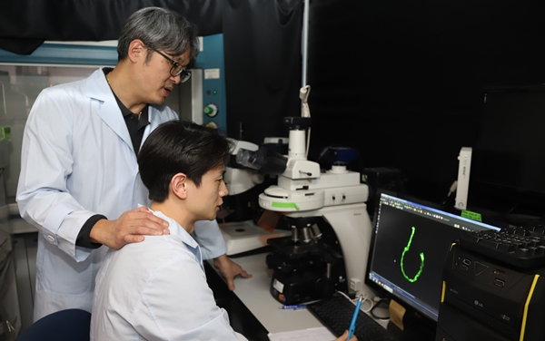 왼쪽부터 권은수 박사, 정진혁 학생연구원