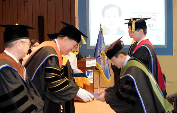 대학원 석·박사 학위수여식에서 김승우 총장이 순천향대 최고령 의학박사 이순국 박사(만 81세)에게 학위증을 수여하고 있다.