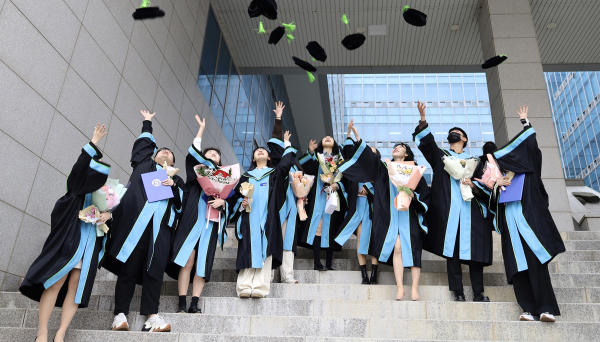 순천향대 2023년 2월 졸업생들이(학사) 후배 동료들의 축하를 받으며 기념촬영을 하고 있다.