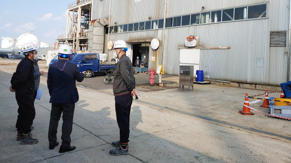 지난해 서산시청 공무원이 사고 예방을 위한 안전점검 하는 모습