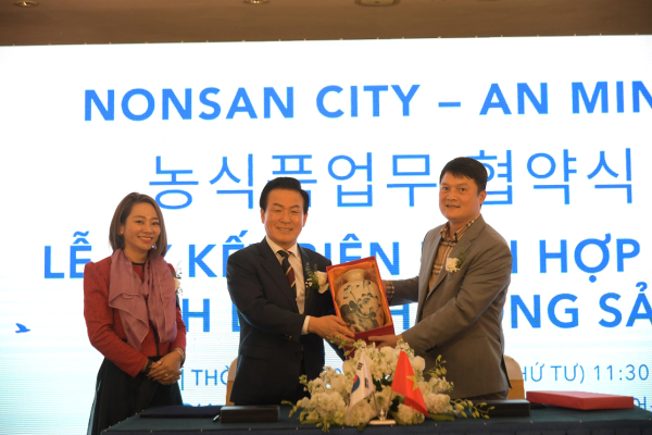 논산시-안민 기념품 전달식(좌측부터 라 타잉 후엔 안민 부사장 백성현 논산시장 응우옌 홍 타이 안민 대표)