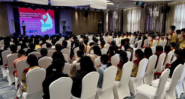 한남대가 호치민시에서 현지 유학설명회를 개최하고 기념촬영을 하고 있다.