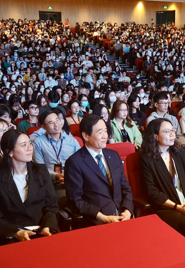 한남대 이광섭총장이 반랑대 방문 모습