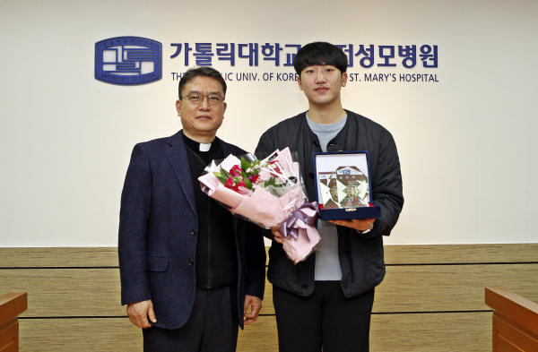 심폐소생술로 시민 구한 김대흥씨에 감사패 전달 모습