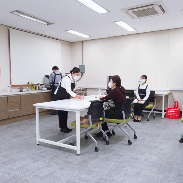 응시자가 바리스타 실기시험을 치르고 있다  -커피 실습장에서 바로 시험을 볼 수 있는 선문대 평생교육원 커피 바리스타 과정
