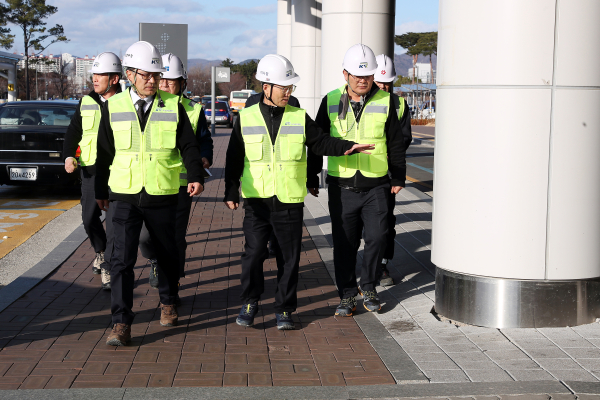 국가철도공단 김한영 이사장(앞줄 가운데)이 지난 21일) 동해선 태화강역 지반 보강공사 현장을 찾아 사업 진행상황 점검하고 있다.