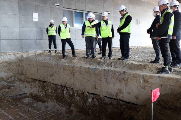 국가철도공단 김한영 이사장(오른쪽 5번째)이 지난 21일 동해선 태화강역 지반 보강공사 현장을 찾아 사업 진행상황 점검하고 있다.