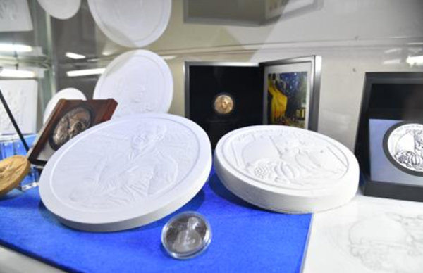 기념메달 및 석고 조각이 함께 전시되어 있다.