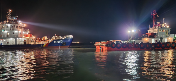 보령해경 방제10호정이 사고 예인선에 접근하고 있는 모습