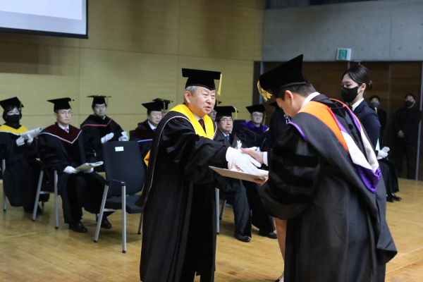 우수논문상 시상하는 남상호 총장