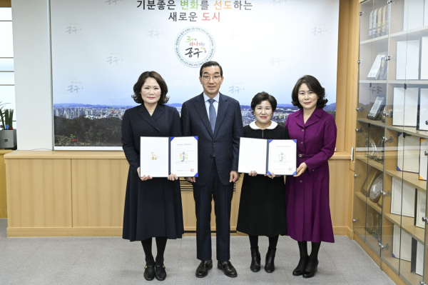 22일 중구청 구민사랑방에서 열린 국공립어린이집 신규 위탁증서 전달식 모습