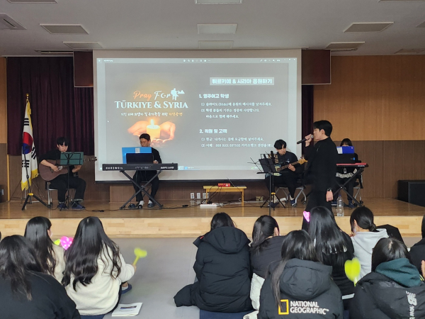 국립산림치유원을 찾은 방문객과 임직원들이 22일 경북 영주시 봉현면 산림치유원 다스림홀에서 튀르키예·시리아 지진구호 사내밴드 추모공연을 관람하고 있다.