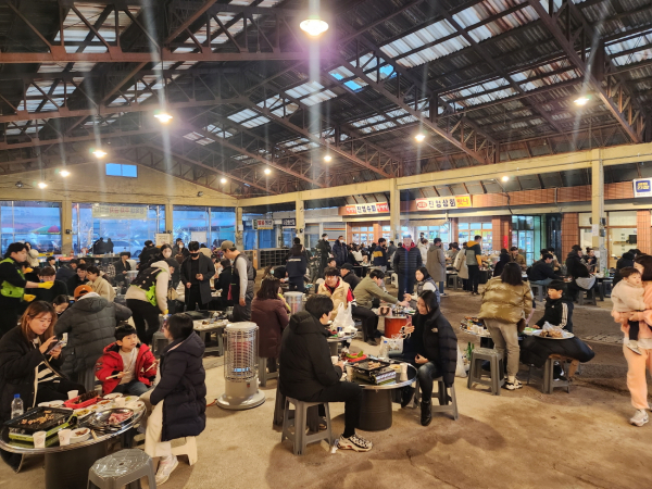 주말의 활기찬 예산시장