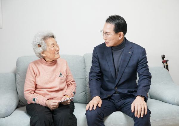 22일 이완섭 서산시장이 관내 독립유공자 유족 김정득 씨 댁을 방문해 감사의 인사를 전했다