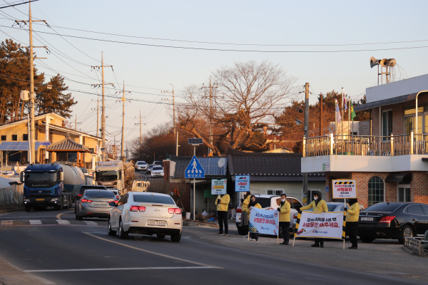 태안군 삭선리를 지나는 지방도 603호에서 마을 주민들을 위해 교통안전 캠페인을 진행 중인 서부발전 봉사단