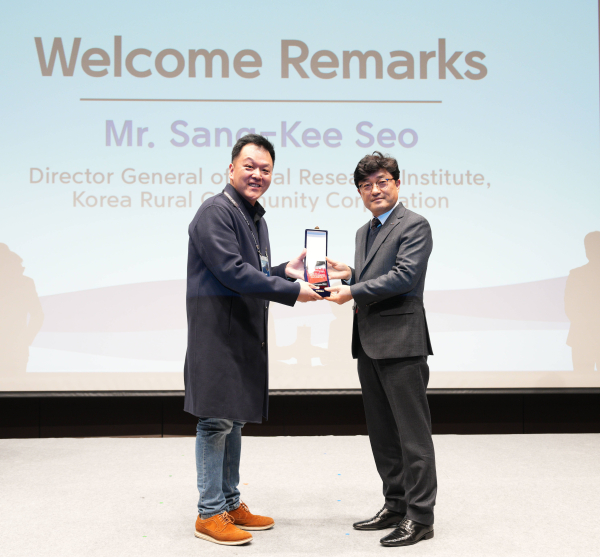 서상기 농어촌연구원장(사진 오른쪽)이 농어촌공사 공로 감사패 를 받았다.