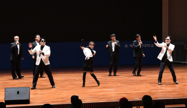 백석문화대학교의 다양한 전공 7명의 교수들이 신입생을 위한 공연을 하고 있다.