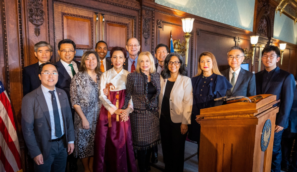 김치 수출확대를 위한 美 연방의회 ‘김치의 날’ 기념행사(‘22.12월) * 김춘진 한국농수산식품유통공사 사장(2열 좌측 2번째), 캐롤린 멀로니 연방 하원의원(1열 좌측 4번째)