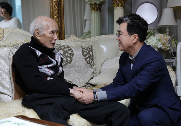 김태흠 지사는 23일 애국지사 이일남 옹을 만나 220만 도민의 마음을 전달했다