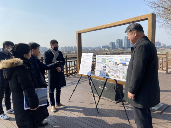 조일교 부시장이 곡교천 아트-리버파크 통합하천사업에 대한 현장설명을 듣고 있는 장면