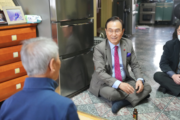 박상돈 천안시장이 24일 독립유공자 유족을 방문해 나라를 위해 희생한 숭고한 애국정신에 감사의 뜻을 전하고 있다.