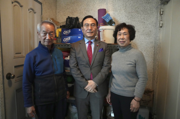 박상돈 천안시장이 24일 독립유공자 유족을 방문해 나라를 위해 희생한 숭고한 애국정신에 감사의 뜻을 전하고 있다.