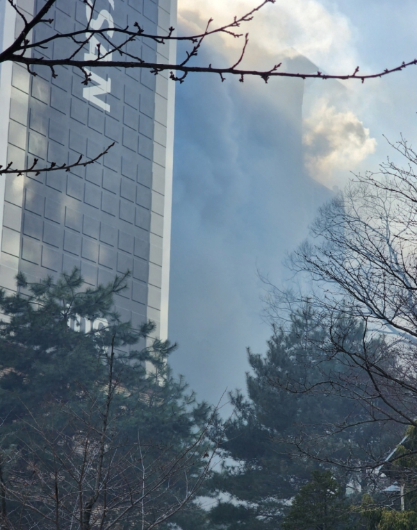 천안시 동남구 청당동 한 아파트 7층에서 화재가 발생했다/독자 제공