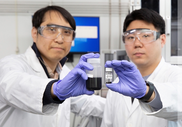 에너지연 연구진이 개발한 촉매를 들고 있다
