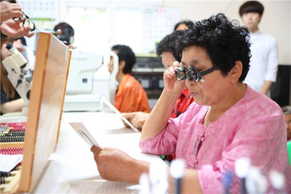 농촌재능나눔활동지원사업에 참여한 단체가 주민들의 안경 제작을을 위한 시력검사를 하고 있다