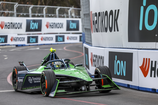 2023 케이프타운 E-PRIX 경기의 포뮬러 E 레이싱 차량