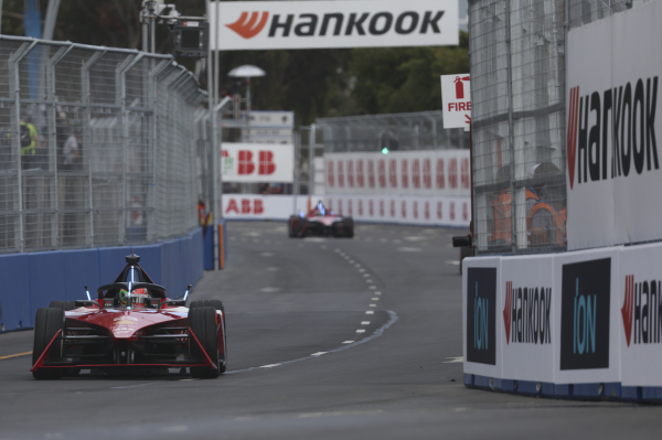 2023 케이프타운 E-PRIX 경기의 포뮬러 E 레이싱 차량