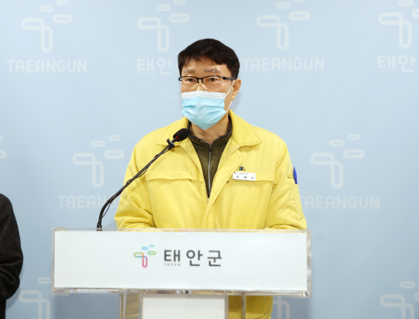 28일 군청 브리핑실에서 브리핑 중인 조재오 행정지원과장.