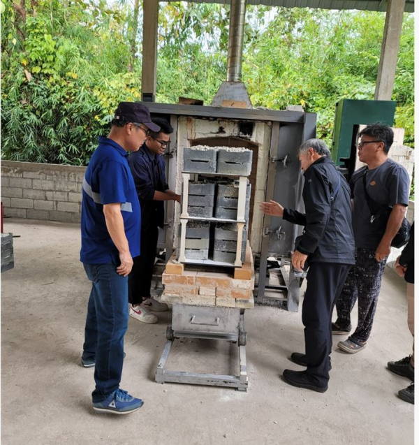 국내·외 전문가들이 석회비료 파이롯트 생산시설을 점검하고 있다