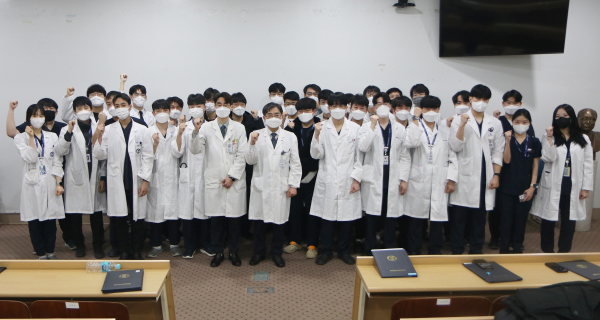 2023년도 전공의 수료식 및 임명식 단체사진