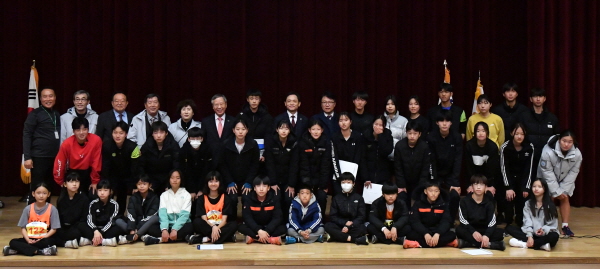 반장식 사장(뒷줄 왼쪽부터 6번째)과 제48회 한국조폐공사 사장배 크로스컨트리대회에서 우수한 성적을 달성한 선수 및 관계자