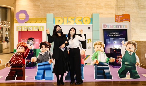 대전신세계 레고 BTS 포토존 / 사진=대전신세계 Art & Science 제공