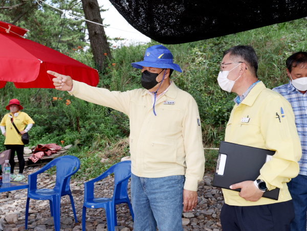 지난해 8월 해수욕장 안전 점검에 나선 가세로 군수(구름포 점검 모습)